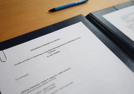 PODPIS POGODBE ZA PRIZIDEK IN FASADNI OVOJ ZD CERKNICA 01 FOTO LJUBO VUKELIČ